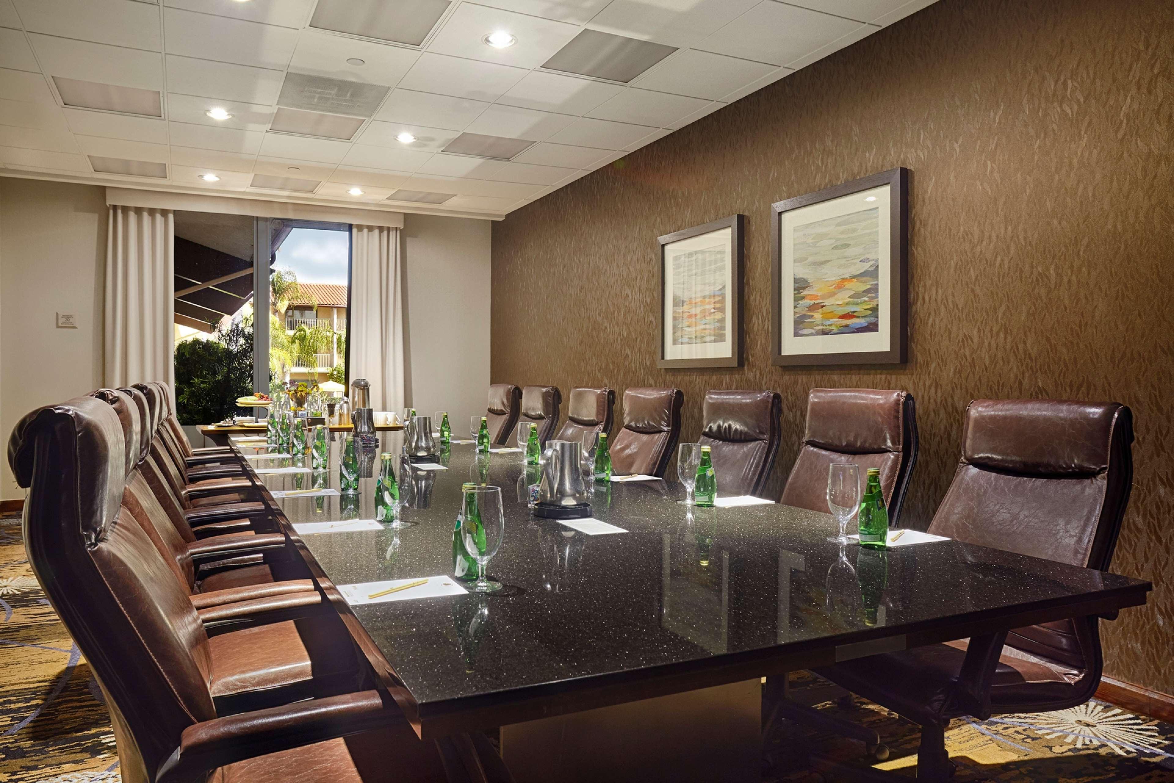 Готель Doubletree By Hilton Ontario Airport Екстер'єр фото