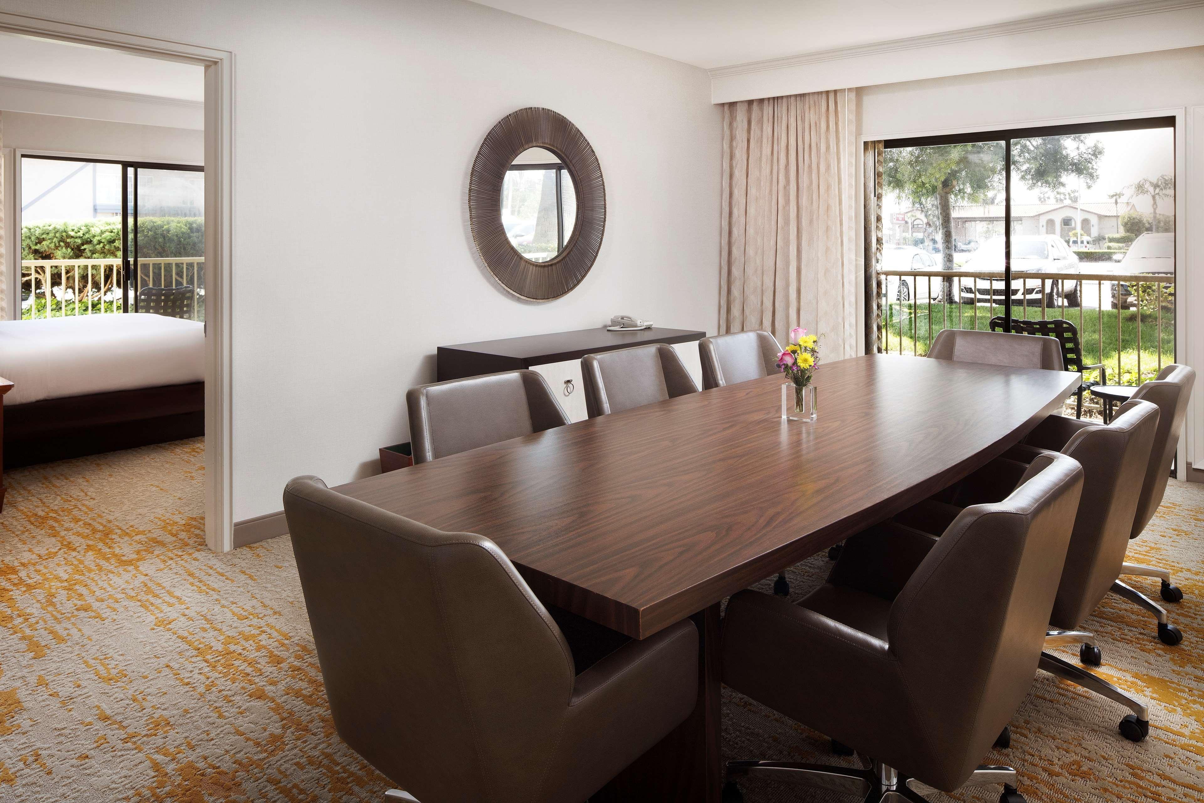 Готель Doubletree By Hilton Ontario Airport Екстер'єр фото