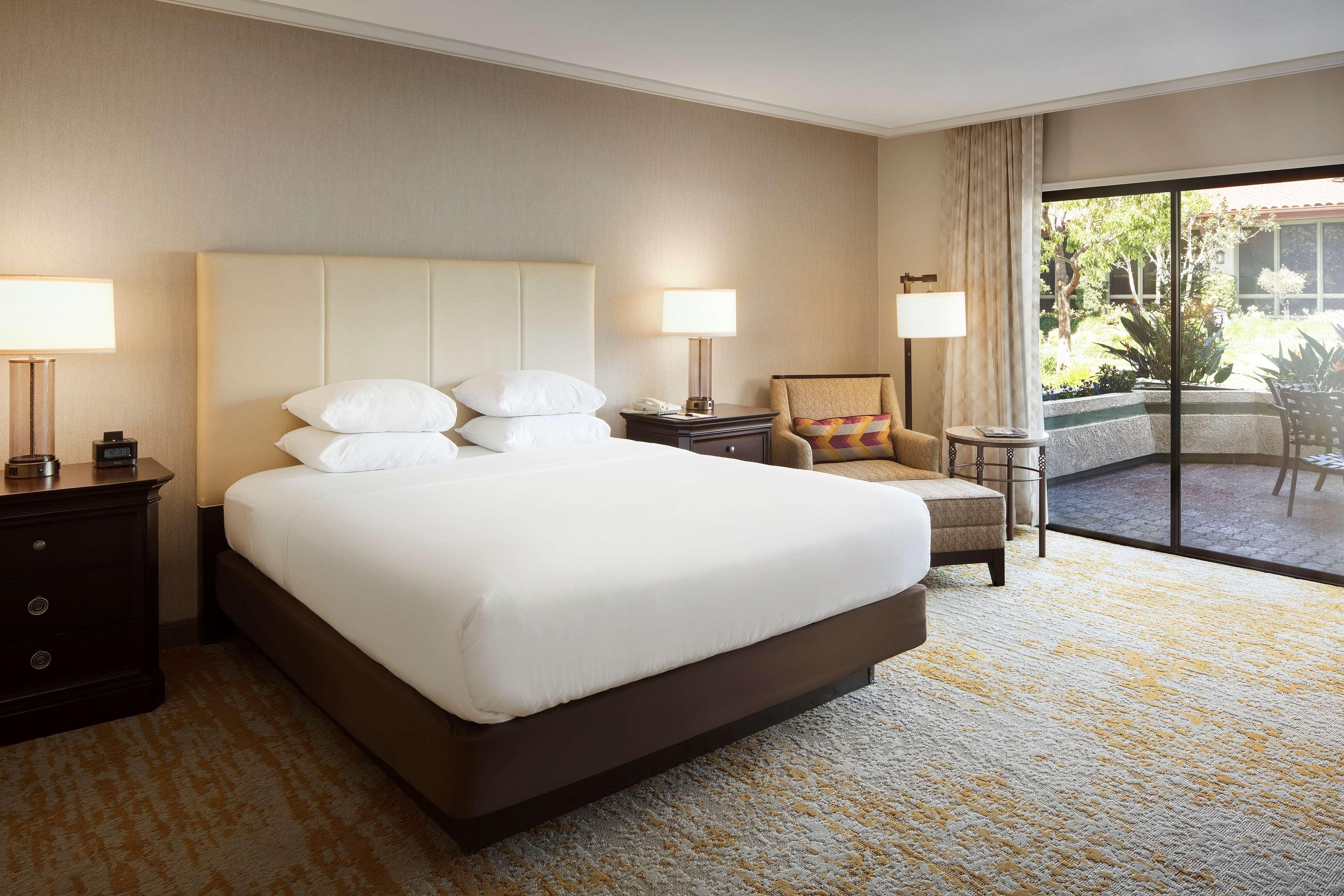 Готель Doubletree By Hilton Ontario Airport Екстер'єр фото