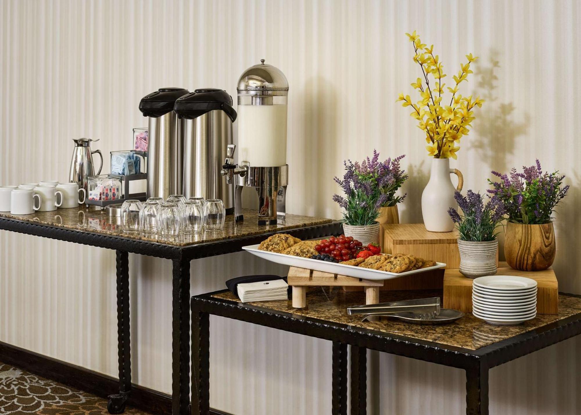 Готель Doubletree By Hilton Ontario Airport Екстер'єр фото