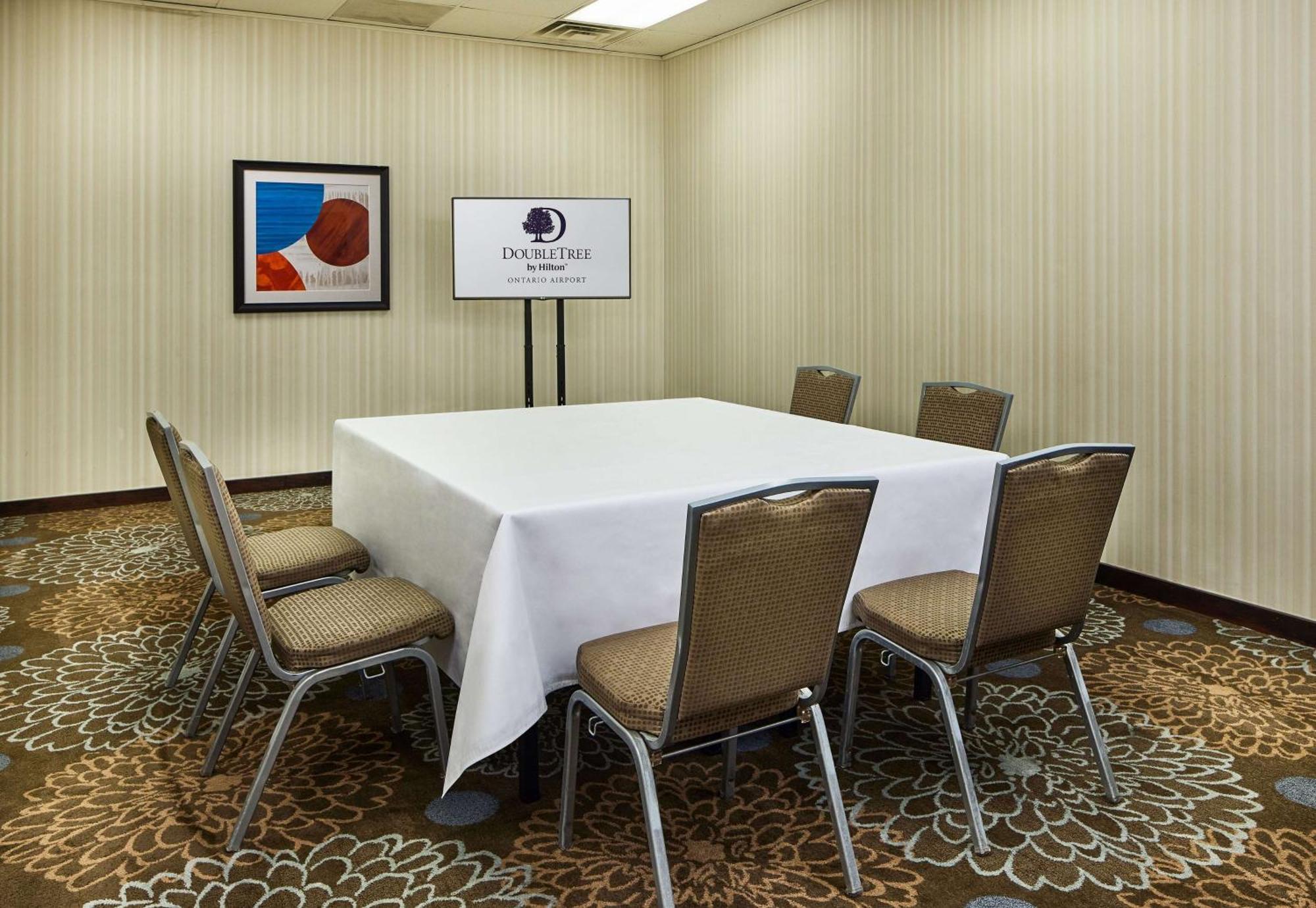 Готель Doubletree By Hilton Ontario Airport Екстер'єр фото