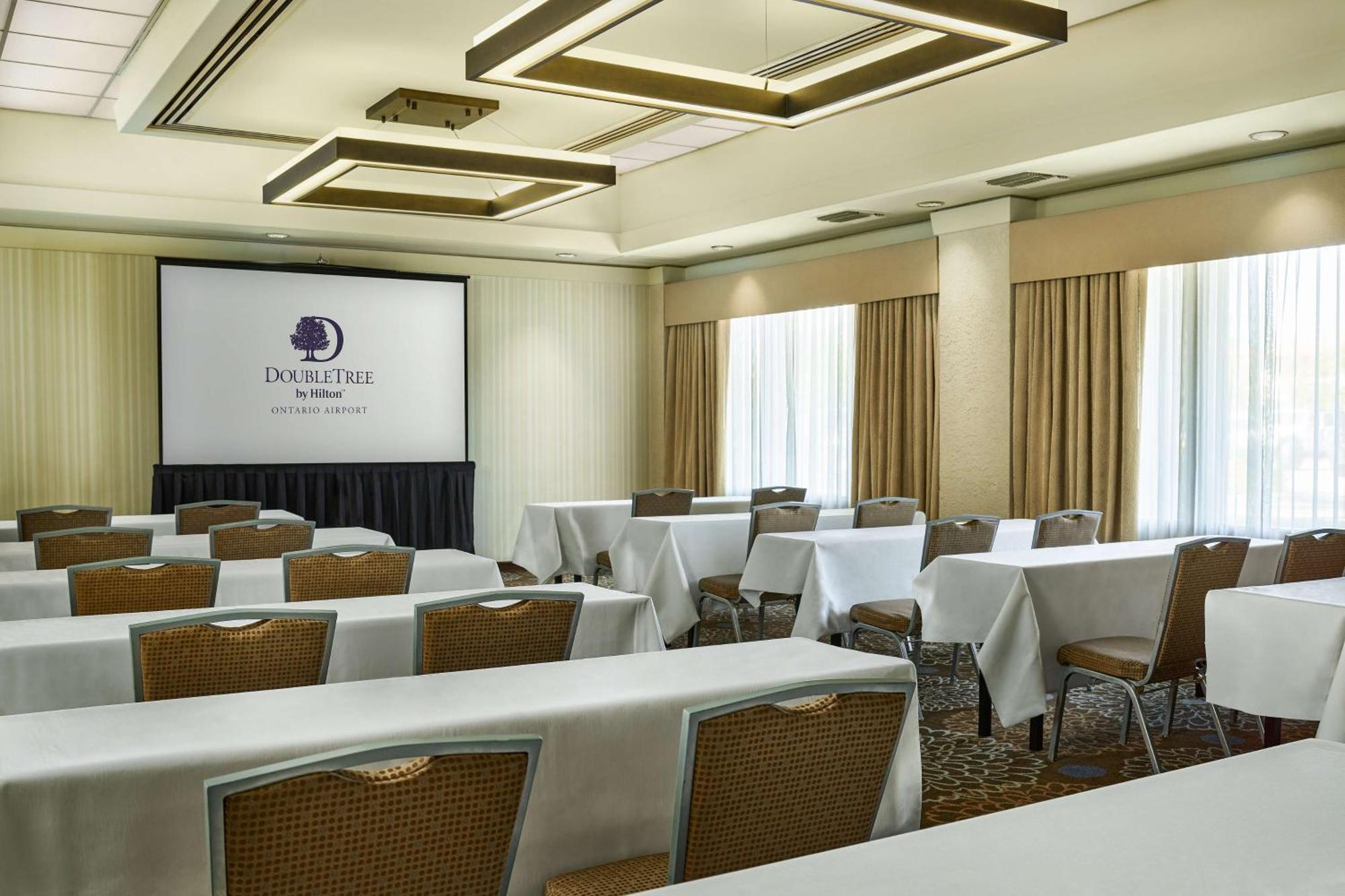 Готель Doubletree By Hilton Ontario Airport Екстер'єр фото